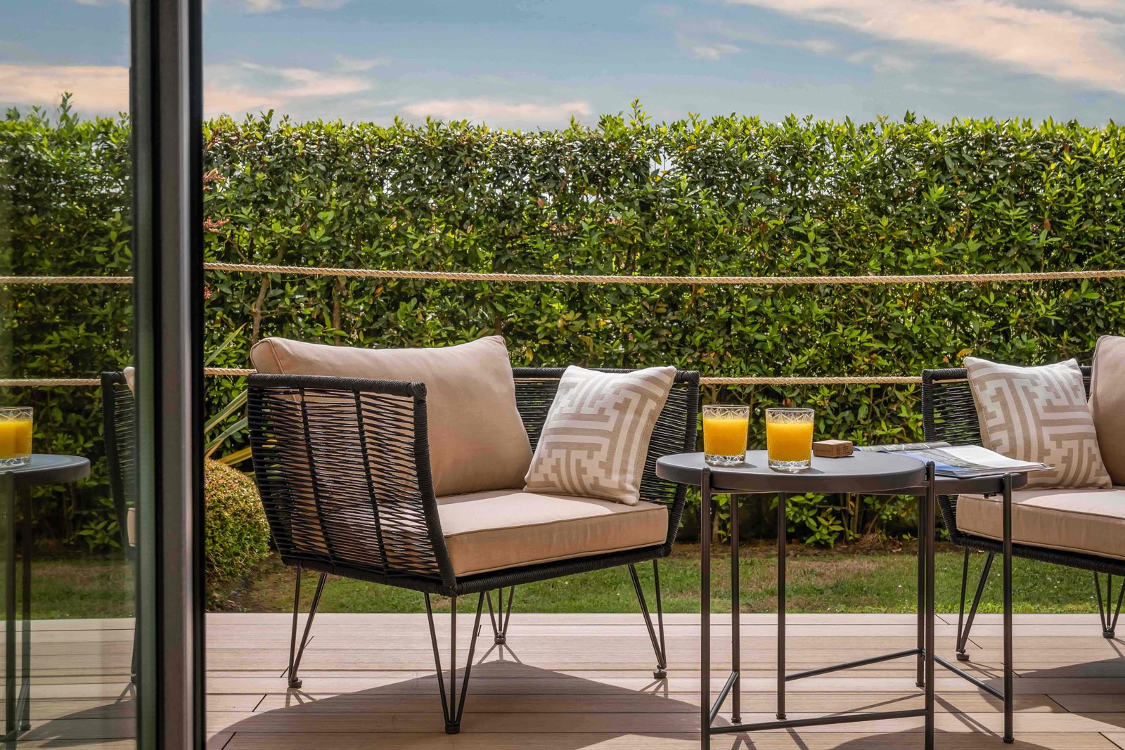 Terraza exterior con zona de descanso