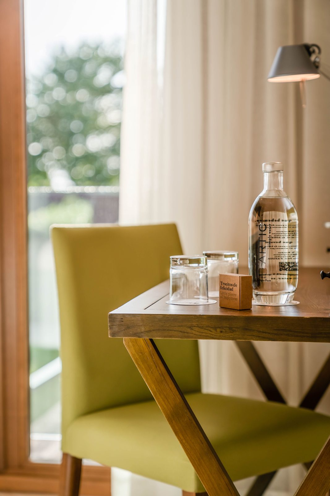 Detalles conscientes de bienvenida en la habitación