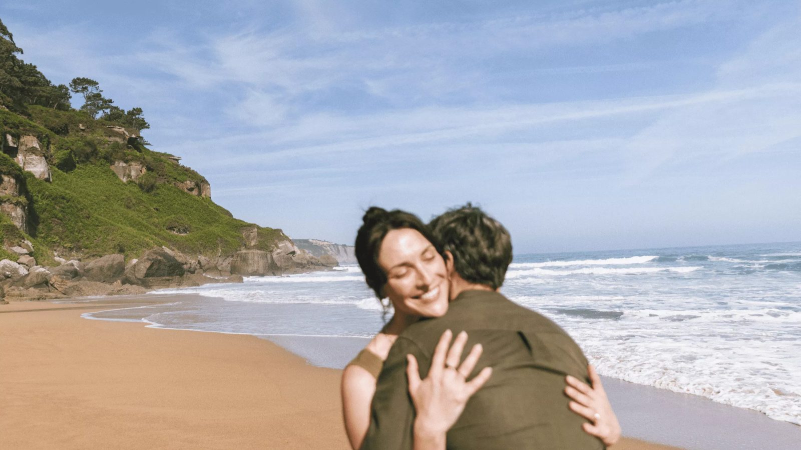 Reencuentro en la playa frente a la costa asturiana