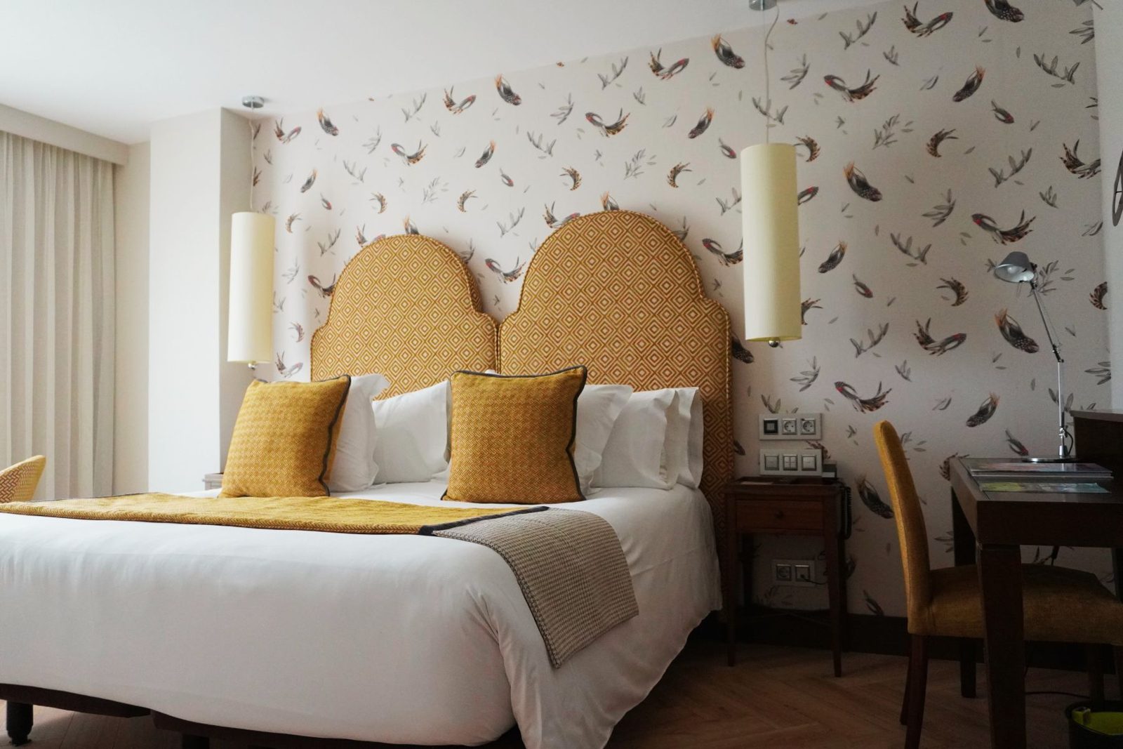 Habitación acogedora con cabecero de diseño