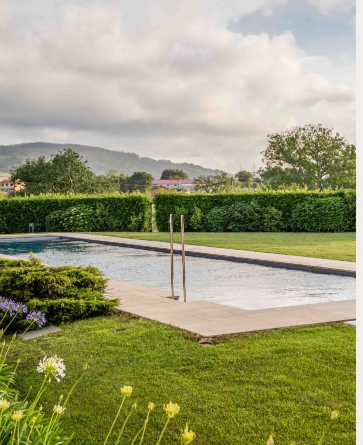 Piscina exterior en el jardín de ARTIEM Asturias